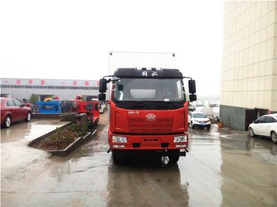 China White / Red Color 6.8m FAW 4X2 Refrigerated Truck With 5800mm Wheelbase for sale