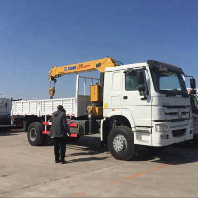 China Sinotruk HOWO 4x4 290hp Truck Mounted Crane 6.3 Ton Telescopic Boom 12.00R20 Tire for sale