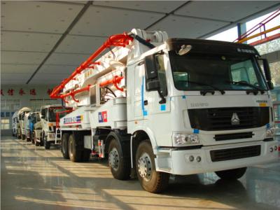China Euro 2 del camión de la bomba concreta de Sinotruk Howo 8x4 con la distancia entre ejes de 5000m m en venta