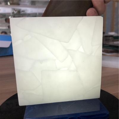 中国 Special High Transmittance Modern Design Tinted Artificial Jade Glass / Krystal Stone Glasses For Countertop 販売のため