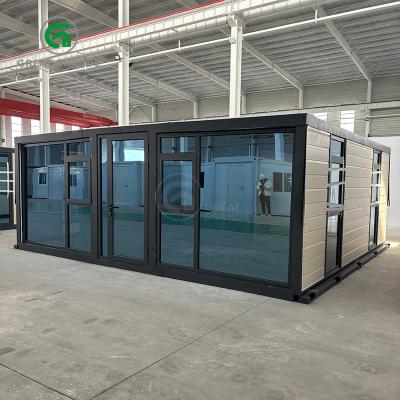 中国 20FT拡張可能なプリファブハウス フラットトップ フロントウォールのプライバシー ガラス金属彫刻パネル 販売のため