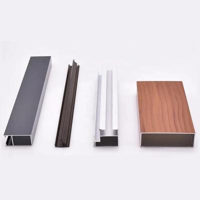 Chine Le grain en bois a expulsé cadre mince de porte de profils de tissu pour rideaux de profil en aluminium de porte à vendre