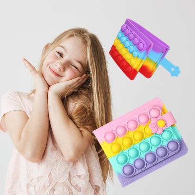 Cina I bambini sensoriali dei giocattoli della borsa della moneta del silicone dei prodotti del silicone del bambino gioca un arcobaleno di 2022 portafogli dei bambini in vendita