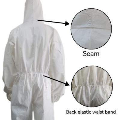 China Vestuário descartável branco à prova de fluidos com capuz, capacidade de produção 50000 PCS/dia à venda