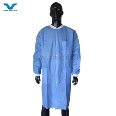 China Accesorios de etiqueta Unisex abrigo desechable de laboratorio chaqueta no tejida para procesamiento de alimentos OEM en venta