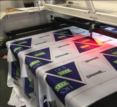 China Polyester Fabric Vision Laser Cutting Machine For Flag Display Signage And Banner for sale