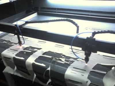 Китай Двойник возглавляет оборудование вырезывания ткани, автомат для резки лазера для ткани & одежду продается