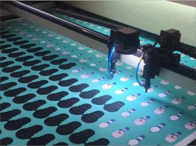 Chine Le tissu joue la haute précision de découpeuse à grande vitesse de laser coupant Jhx -180100 Iis à vendre