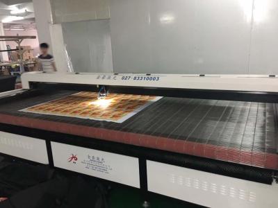 Китай Автомат для резки AC220V лазера большого формата 150W для знамени, флага, резать одежд коробки света продается