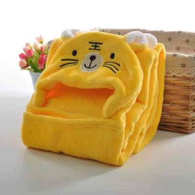 China Yellow Tiger Cuddly Buddies Hooded Wrap Throw 100 Polyester Wrap Around Heated Blanket en venta