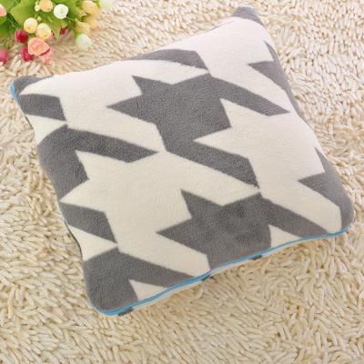 China Cozy Foldable Blanket Pillow Premium Lightweight 2 In 1 Soft Travel Blanket à venda