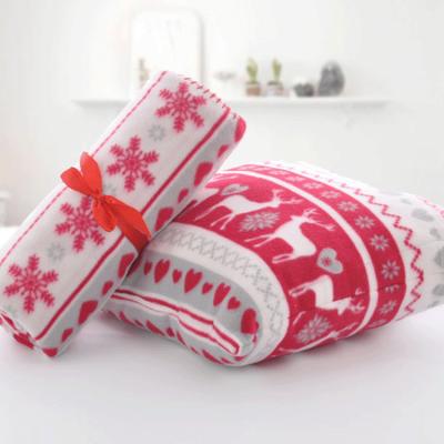 中国 Christmas Red Snowflake Foldable Blanket Pillow Polar Fleece And Blanket Gift Set 販売のため