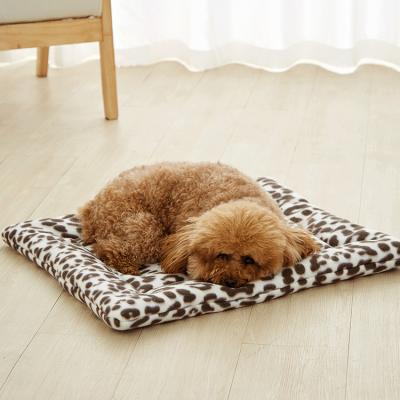 China Fade Resistant Pet Bed Blanket Polyester Super Soft Polar Fleece Blanket for sale