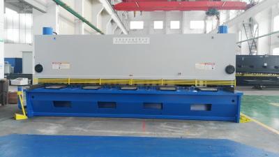 China Máquina de corte de hojas de metal de oscilación de viga ajustada sin pasos para corte continuo en venta