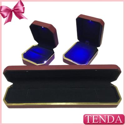 China Top Rated High Quality Expensive Red Leather Velvet LED Lighting Jewellery Jewellry jewelry box for sale