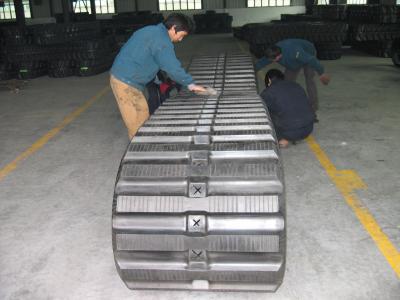 Chine Voies en caoutchouc de haut déchargeur de traction pour le modèle en caoutchouc dur de bande de roulement du transporteur 110r cd de KOMATSU à vendre