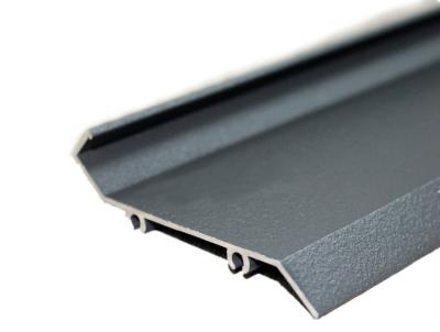 Chine Profils d'extrusion de Grey Sand Blasting Color Aluminium pour la porte d'auvent/volet de roulement électrique à vendre