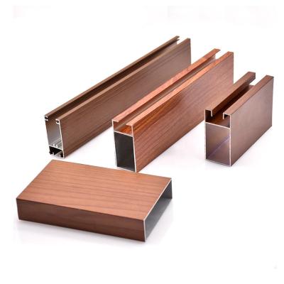 Chine Saupoudrez le tube en aluminium de revêtement de place de profil de grain en bois pour la décoration de meubles à vendre