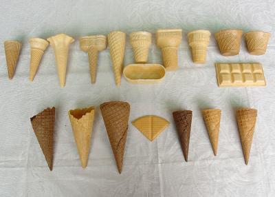 Chine Cônes d'or de gaufrette de crème glacée de couleur, cônes de sucre de chocolat adaptés aux besoins du client à vendre