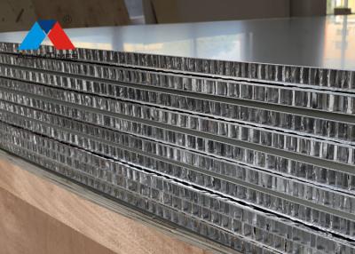 China PVDF cubrió el panel de aluminio 15m m 25m m de la base de panal del bocadillo para el espacio aéreo en venta