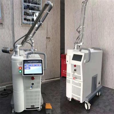Cina Macchina frazionaria 10600nm, allungamento Mark Removal Machine del laser di CO2 del salone di bellezza del laser 30W in vendita