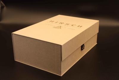 China Vino de lujo que empaqueta, cajas de gama alta de papel del libro con la etiqueta del tirón de la tela, cierre de los imanes en venta