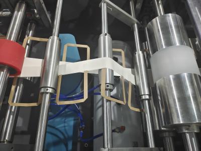 China Máquina automática 188 2 brazos robóticos para pegar asas de papel planas, alta velocidad, fuerte adhesión para la producción de asas de bolsas de papel en venta
