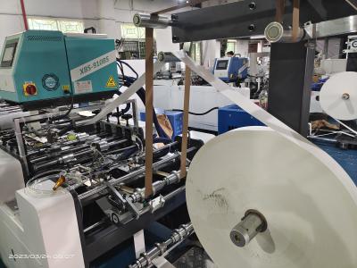 Cina Macchina automatica 188 ad alta velocità con 2 bracci robotici per l'incollaggio di manici piatti in carta, funzionamento continuo per la linea di produzione di manici in carta in vendita