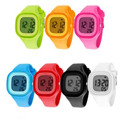 中国 シリコーン バンド柔らかいタッチを用いる正方形のプラスチック ケースLCDデジタルのスポーツの腕時計 販売のため