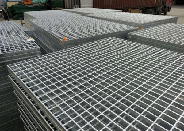 Quality Steel Walkway Galvanized Serrated Bar Grating Anti Corrosion 6mm Cross Twisted for sale