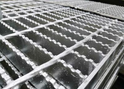 Chine Barre dentelée galvanisée par passage couvert en acier râpant anti la barre tordue de la corrosion 6mm par croix à vendre