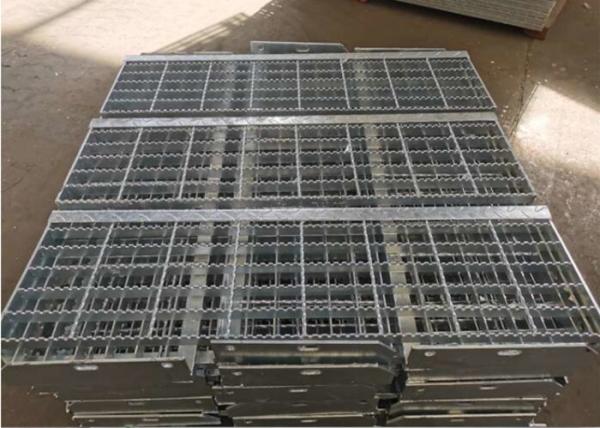 Quality 100X8mm ASTM A123 Steel Serrated Bar Grating Stair Treads for sale