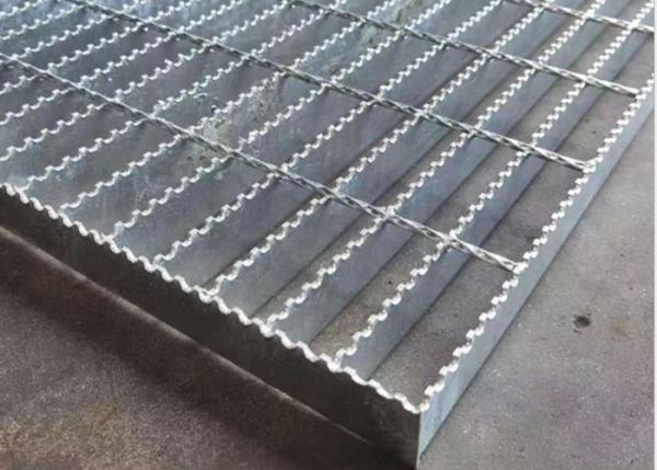 Quality 32×3 270g/M2 Zinc Coated Galvanized Serrated Bar Grating 8mm Cross for sale