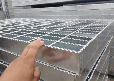China pisadas de escalera serradas de acero de la reja de la barra de 100X8m m ASTM A123 en venta