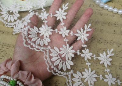 Chine Embroidered Alibaba China Wholesale Embroidered Chemical White flower Lace Fabric trimming for dress sale à vendre