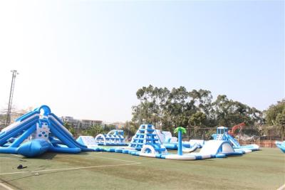 China Parque Aquático Inflável Azul Branco Gigante com Obstáculos à venda