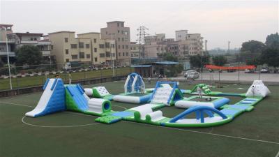 China Parque aquático inflável azul branco comercial colorido com paredes de escalada à venda