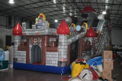 China Casa inflável com tema de grande guarda de explosão, tecido de PVC à prova d'água inflável cidade divertida à venda