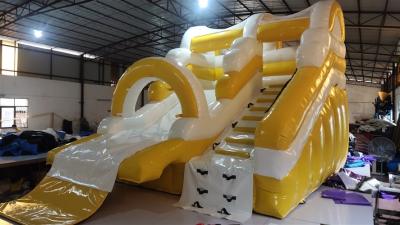 China Escorrega d'água flutuante inflável para jogos externos para diversão à venda