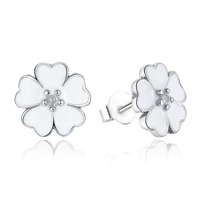 Chine Boucles d'oreille compatibles de goujon de fleur de primevère de boucles d'oreille d'argent sterling d'émail blanc 925 à vendre