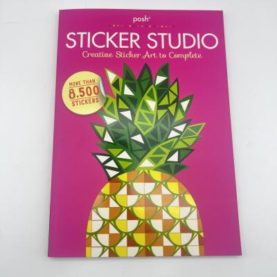 China Volkleurig op maat gemaakt sticker boek afdruk papier / hardcover voor ontspanning Te koop