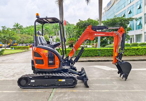 Quality Red Mini Excavator 2600kg Tailless Bucekt 0.09M3 With Cabin Euro 5 Rubber Track for sale