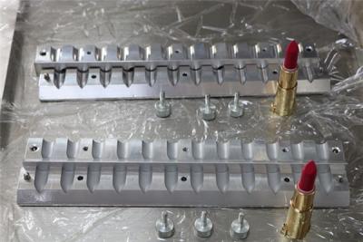 China Línea de producción de lápiz labial Bálsamo de lápiz labial Máquina de liberación de moho de silicona Desmoldeo fácil de operar en venta