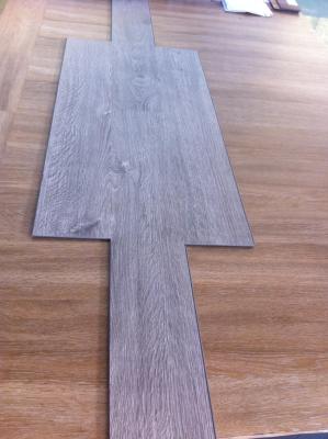 Chine Le plancher standard imperméable de vinyle de 100% E0 WPC, PVC a écumé plancher de vinyle du clic WPC à vendre