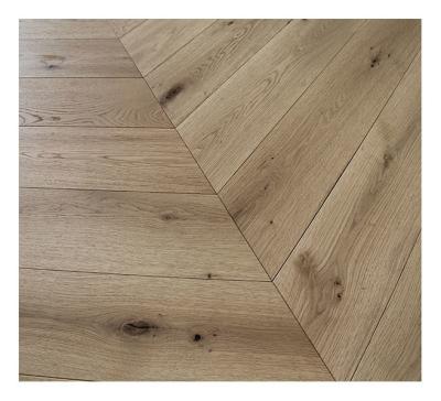 China Character ABCD grade 60 degree Euro Oak Chevron Engineered wood Flooring Natural Brushed UV lac en venta