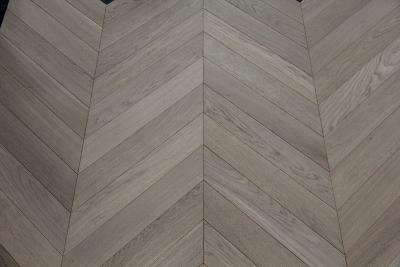 China Invisible Lacquered Natural Oak Chevron Parquet Flooring，45 degree for sale