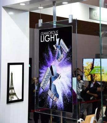China Fantasie-bewegen Glasfeld wifi Schwarzes ultra dünne 43 55 2cm Stärke mit Seiten versehenes colorQLED 4K hohes brighness Digital-Doppelzeichen Schritt für Schritt fort zu verkaufen