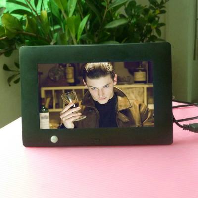 China PIR motion sensor operated 7 inch HD LCD digital photo frame for marketing/promotion for sale