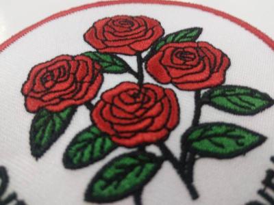 中国 ロゴの赤いバラの衣類のための円形の刺繍パッチをカスタム設計しなさい 販売のため