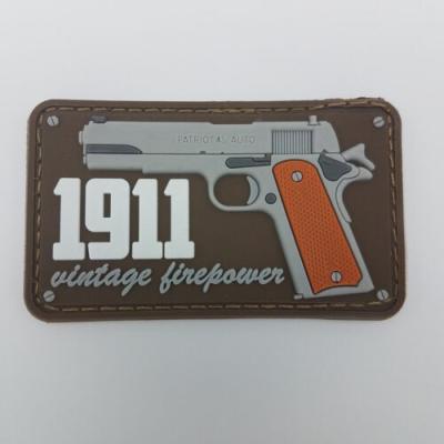 中国 3D WWII Colt 1911 Pistol PVC Hook And Loop Patch Tactical Military USA Badge 販売のため